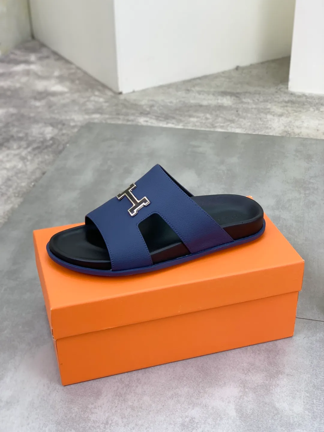 Men's shoes 💰P440 New [HERMES] high-end quality new Hermès slippers, made of imported calfskin, wear-resistant and non-slip rubber outsole. Fashionable and elegant code number: 39-44 (38 45 46 customized)